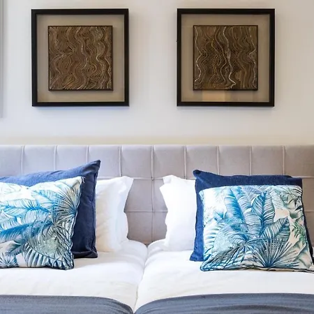 Apartment Plum Guide - Floral Uplift