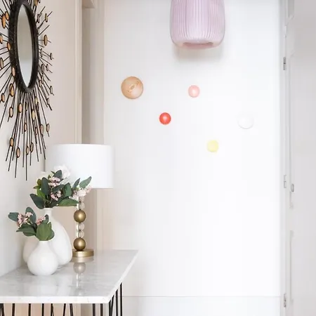 Apartment Plum Guide - Floral Uplift *